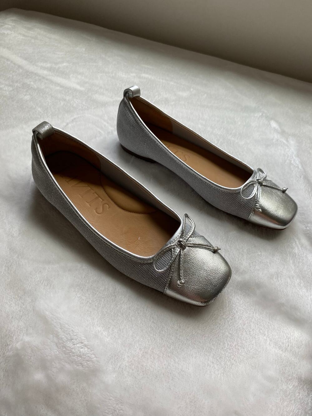 Eric Javits Paris Silver Square Toe Ballet Flat Bow 6 EU 37 GUC Summer Fall